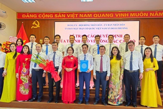 Phó Chủ tịch HĐND thành phố Hà Nội Phạm Thị Thanh Mai trao các quyết định về tổ chức, bộ máy tại xã Đoài Phương và các phường Tùng Thiện, Sơn Tây