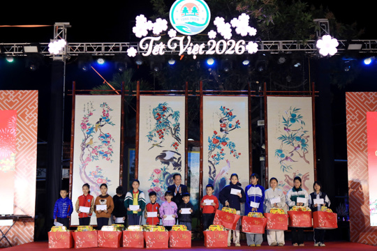  Phó Chủ tịch Thường trực HĐND Thành phố Trần Thế Cương dự chương trình Tết Việt tại phường Tùng Thiện 