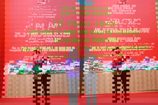 Phó Chủ tịch Thường trực HĐND thành phố Phùng Thị Hồng Hà trao Huy hiệu Đảng tại Đảng bộ phường Hoàng Mai 