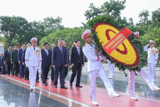 Lãnh đạo Đảng, Nhà nước và thành phố Hà Nội tưởng niệm các Anh hùng liệt sĩ và Chủ tịch Hồ Chí Minh