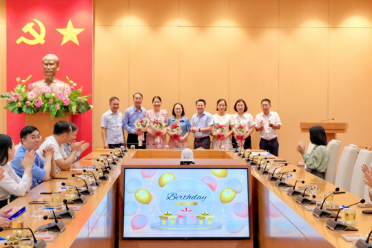 Văn phòng Đoàn ĐBQH và HĐND Thành phố: Chào cờ và sinh hoạt chính trị tháng 9/2025