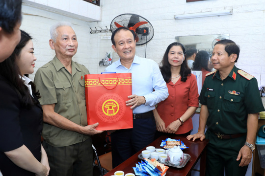Chủ tịch HĐND Thành phố Nguyễn Ngọc Tuấn thăm, tặng quà gia đình thương binh, liệt sĩ