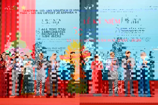 Lãnh đạo thành phố Hà Nội cùng học sinh Thủ đô vui mừng đón năm học mới