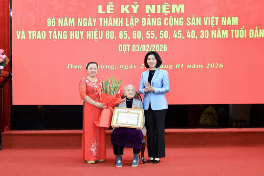 Đồng chí Phùng Thị Hồng Hà trao Huy hiệu Đảng tại xã Đan Phượng