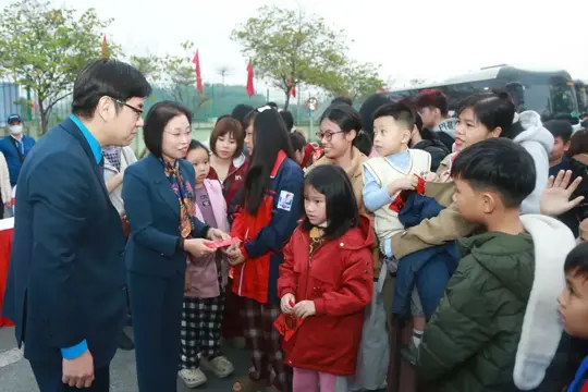 1.200 công nhân Hà Nội về quê đón Tết trên chuyến xe công đoàn 