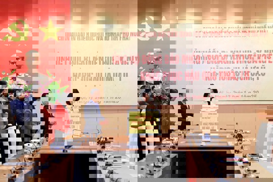 Cơ quan Đoàn đại biểu Quốc hội và HĐND thành phố Hà Nội ủng hộ đồng bị thiệt hại do mưa lũ 