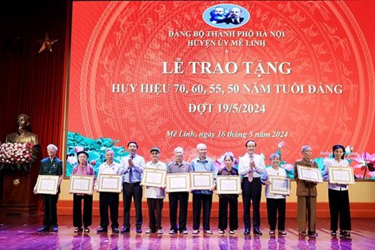 Chủ tịch HĐND Thành phố Nguyễn Ngọc Tuấn trao Huy hiệu Đảng tại huyện Mê Linh