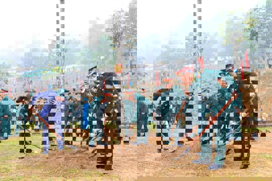 Hưởng ứng Tết trồng cây tại điểm cầu Trung đoàn 692, xã Đoài Phương 