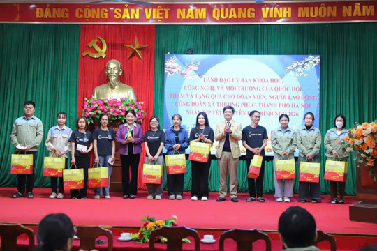 Lãnh đạo Ủy ban Khoa học, Công nghệ và Môi trường của Quốc hội thăm, tặng quà đoàn viên, người lao động xã Thượng Phúc 