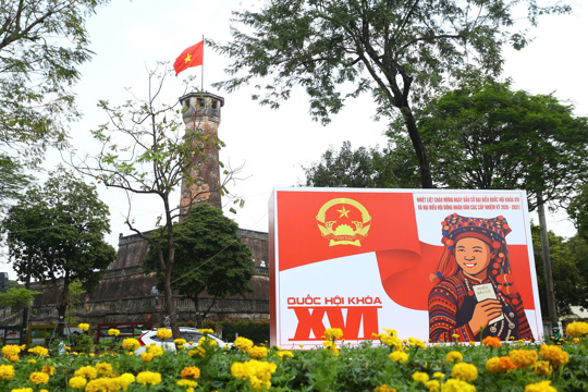 Trung tâm Thủ đô rực rỡ không khí chào mừng Ngày hội toàn dân đi bầu cử