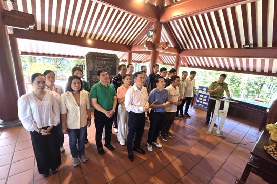 Chi bộ Văn phòng Đoàn ĐBQH và HĐND Thành phố sinh hoạt chuyên đề tại Đền thờ Bác Hồ  