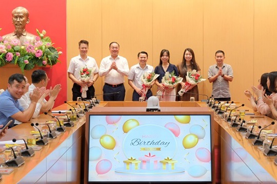 Văn phòng Đoàn ĐBQH và HĐND Thành phố: Chào cờ và sinh hoạt chính trị tháng 5/2025