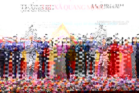 Bí thư Thành ủy Hà Nội Bùi Thị Minh Hoài trao quyết định về công tác cán bộ tại 2 xã Quang Minh, Mê Linh