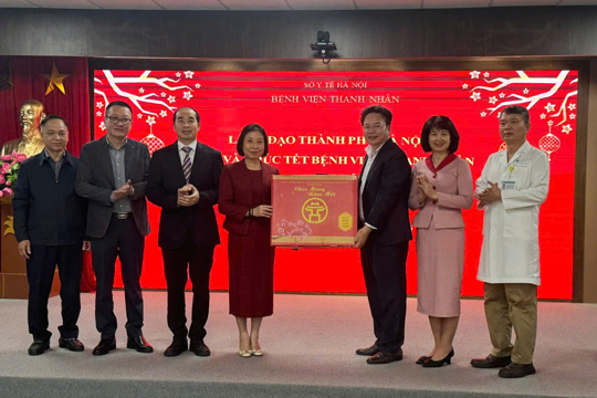 Lãnh đạo Thành phố thăm, chúc Tết cán bộ, y bác sĩ Bệnh viện Thanh Nhàn