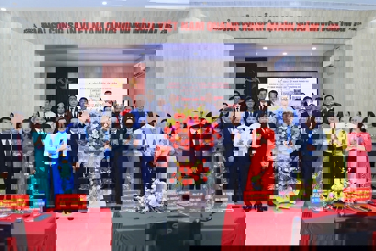 Đồng chí Nguyễn Ngọc Tuấn trao quyết định về công tác cán bộ tại các phường Tây Hồ, Phú Thượng, Hồng Hà