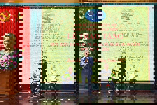 Chủ tịch HĐND Thành phố Nguyễn Ngọc Tuấn trao Huy hiệu Đảng tại Đảng bộ phường Hoàn Kiếm 