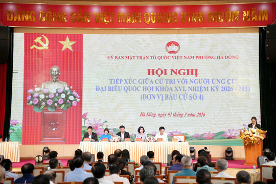 Chủ tịch HĐND thành phố Hà Nội Phùng Thị Hồng Hà và các ứng cử viên đại biểu Quốc hội thành phố tiếp xúc cử tri, vận động bầu cử