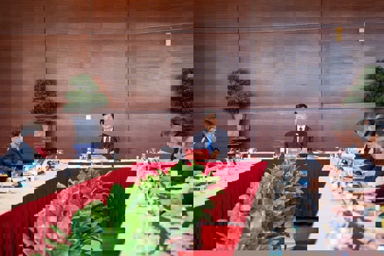 Đoàn đại biểu Đảng bộ thành phố Hà Nội thảo luận tại Đoàn về các văn kiện trình Đại hội XIV