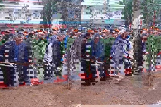 Chủ tịch HĐND thành phố Phùng Thị Hồng Hà dự Tết trồng cây tại Hà Đông