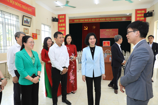 Đồng chí Phùng Thị Hồng Hà kiểm tra công tác chuẩn bị bầu cử tại xã Ô Diên