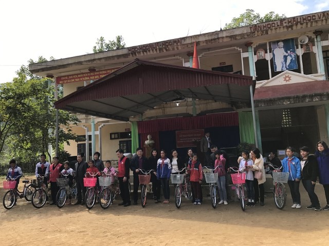 Đoàn công tác của HĐND thành phố Hà Nội trao tặng quà và bàn giao Nhà tình nghĩa tại 2 tỉnh Hòa Bình và Sơn La