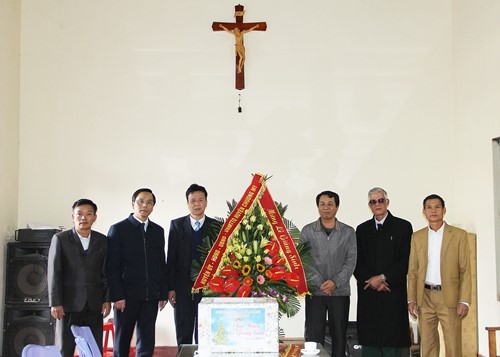 Thường trực HĐND huyện Chương Mỹ thăm, chúc mừng các giáo xứ nhân dịp Lễ Giáng sinh 2017