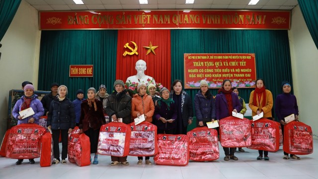 Chủ tịch HĐND TP Nguyễn Thị Bích Ngọc thăm, tặng quà chúc Tết hộ nghèo huyện Thanh Oai