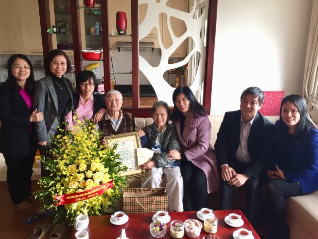 Thăm, chúc tết gia đình cán bộ cơ quan Văn phòng HĐND Thành phố