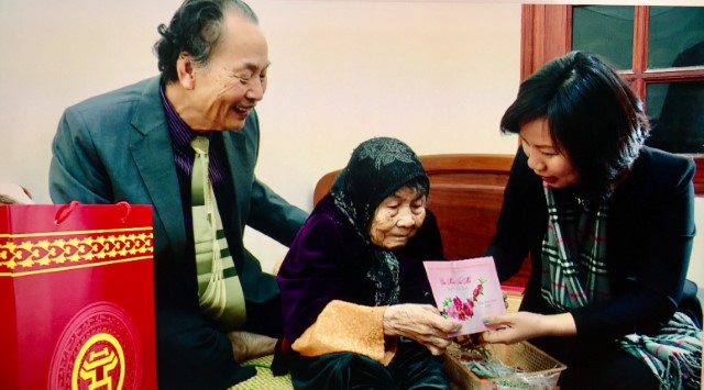 Đoàn ĐBQH thành phố Hà Nội thăm, tặng quà nhân dịp tết nguyên đán Mậu Tuất 