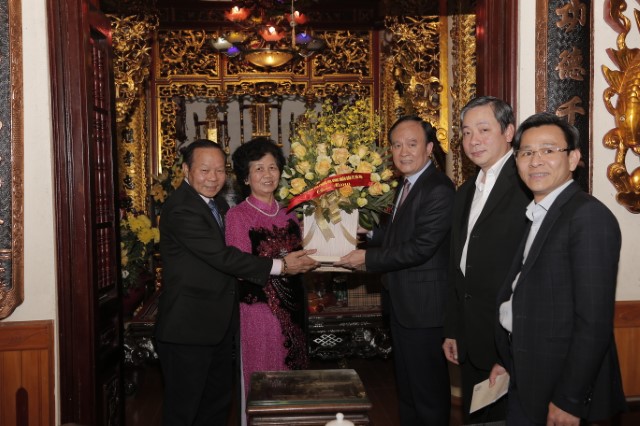 Phó chủ tịch Thường trực HĐND Thành phố Thăm, mừng thọ gia đình cán bộ cơ quan Văn phòng HĐND Thành phố