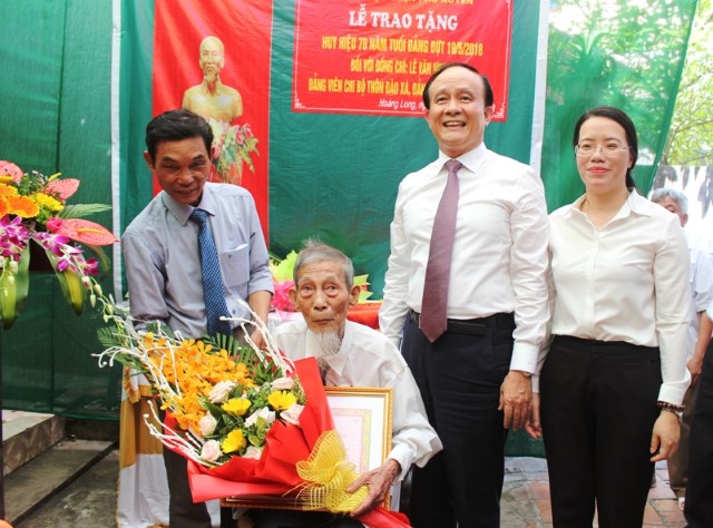 Phó Chủ tịch Thường trực HĐND TP trao Huy hiệu Đảng tại huyện Phú Xuyên 