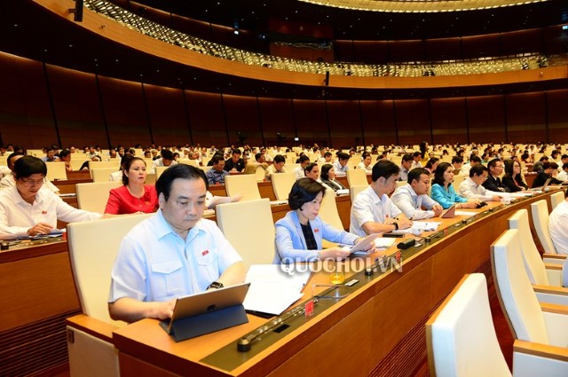 Đại biểu Hoàng Văn Cường và Vũ Thị Lưu Mai phát biểu tại Hội trường      đóng góp ý kiến vào dự thảo Luật Phòng, chống tham nhũng (sửa đổi)