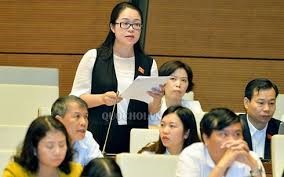 Đại biểu Quốc hội Dương Minh Ánh chất vấn Bộ trưởng Bộ Giáo dục và Đào tạo Phùng Xuân Nhạ 