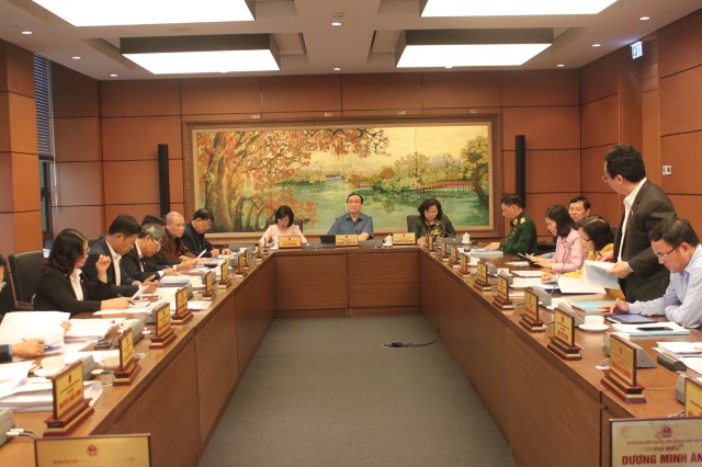  Đoàn Đại biểu Quốc hội Hà Nội thảo luận tại Tổ về dự án Luật Quản lý thuế (sửa đổi)