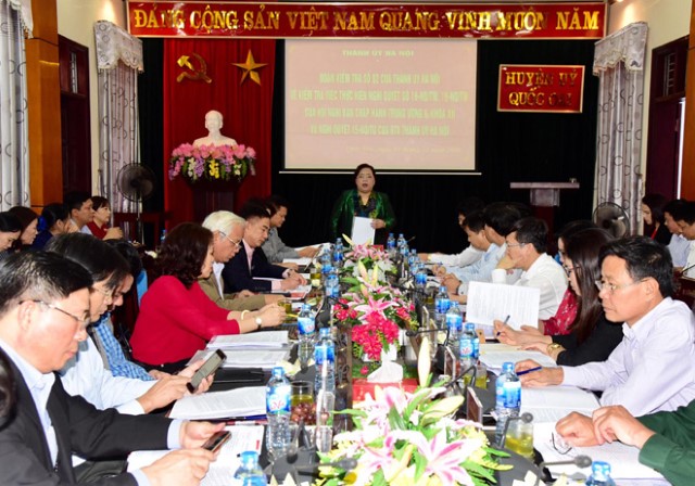 Đồng chí Nguyễn Thị Bích Ngọc kiểm tra việc thực hiện ba nghị quyết quan trọng tại Quốc Oai 