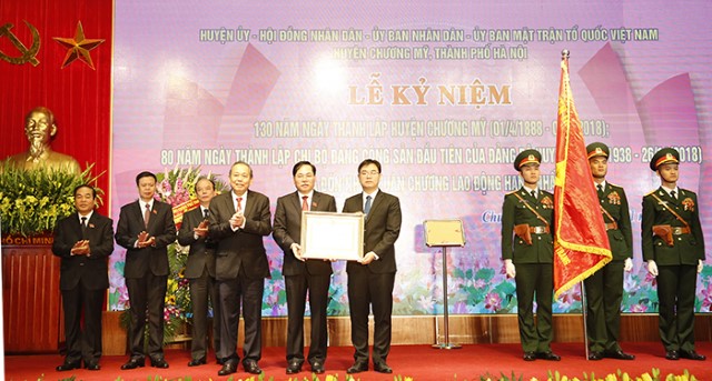 Phó chủ tịch Thường trực HĐND Thành phố Nguyên Ngọc Tuấn dự lễ đón nhận Huân chương Lao động hạng Nhất tại huyện Chương Mỹ