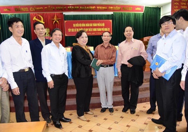 Chủ tịch Nguyễn Thị Bích Ngọc tiếp xúc với cử tri quận Hà Đông trước kỳ họp cuối năm HĐND TP 