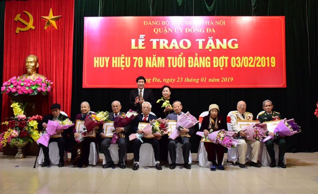 Chủ tịch HĐND Thành phố Nguyễn Thị Bích Ngọc Trao Huy hiệu 70 năm tuổi Đảng cho các đảng viên lão thành tại quận Đống Đa