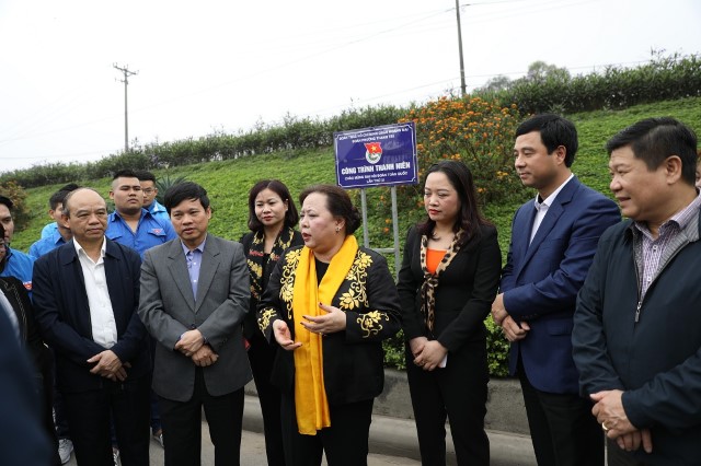 Chủ tịch HĐND Thành phố Nguyễn Thị Bích Ngọc, Trưởng ban Chỉ đạo Chương trình 04-CTr/TU của Thành ủy thăm các mô hình công trình thanh niên