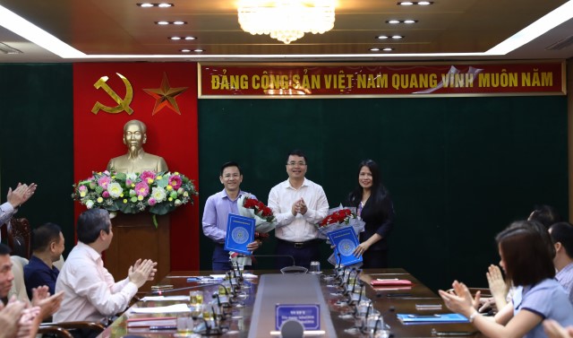 Trao quyết định bổ nhiệm lãnh đạo Phòng Hành chính - Tổ chức - Quản trị