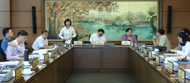 Phó trưởng Đoàn ĐBQH Hà Nội Bùi Huyền Mai phát biểu tại phiên thảo luận tổ về kinh tế xã hội