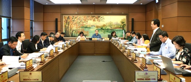 Thảo luận Tổ về dự án Luật sửa đổi bổ sung một số điều của  Luật Cán bộ, công chức và Luật Viên chức