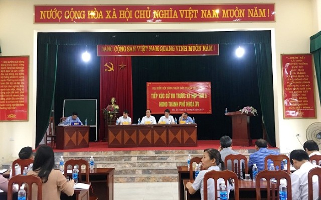 Phó Chủ tịch Thường trực HĐND TP Nguyễn Ngọc Tuấn và đại biểu HĐND TP tiếp xúc cử tri Hoài Đức