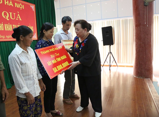 Chủ tịch HĐND TP thăm, tặng quà tại huyện Hòa An, tỉnh Cao Bằng