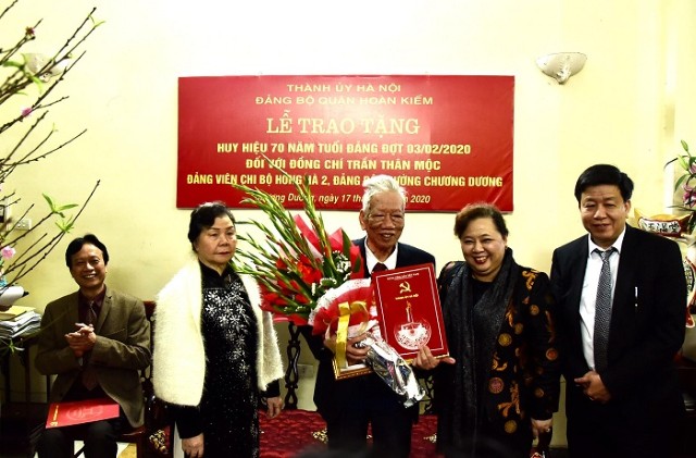 Chủ tịch Nguyễn Thị Bích Ngọc trao Huy hiệu Đảng tại quận Hoàn Kiếm