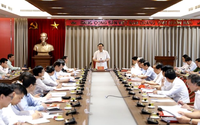 Đồng chí Nguyễn Ngọc Tuấn dự buổi làm việc của Bí thư Thành ủy với Ban cán sự Đảng Bộ Tài nguyên và Môi trường