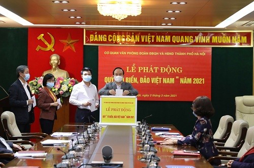 Văn phòng Đoàn ĐBQH và HĐND thành phố Hà Nội ủng hộ Quỹ “Vì biển, đảo Việt Nam” năm 2021