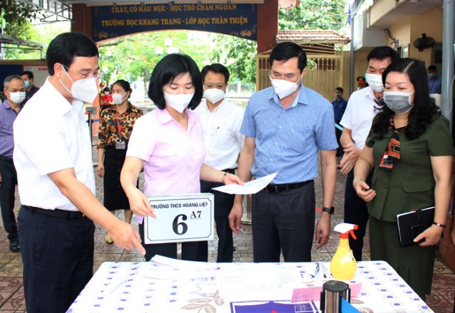 Phó Chủ tịch Phùng Thị Hồng Hà kiểm tra công tác phòng, chống dịch Covid-19, gắn với tổ chức 02 kỳ thi của ngành Giáo dục tại huyện Ứng Hòa và quận Hoàng Mai