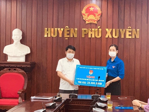 Đoàn Khối các cơ quan TP: Trao 45 phần quà tặng các gia đình chính sách tại Phú Xuyên