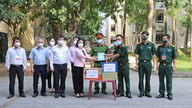 Các vị đại biểu Quốc hội đơn vị bầu cử số 7 tặng quà khu cách ly tập trung  trên địa bàn thị xã Sơn Tây